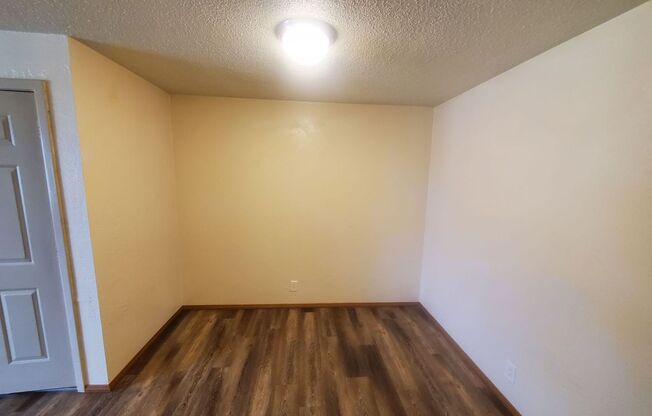 2 Bedroom 1 Bathroom Close to Owens Rose Garden!