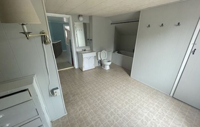 2 beds, 1 bath, $1,100