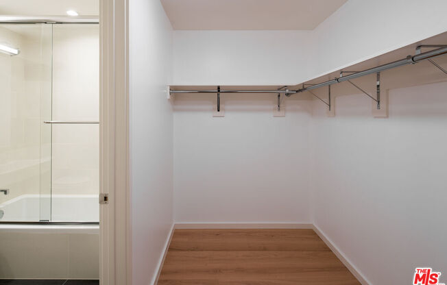 2 beds, 2.5 baths, 1,720 sqft, $6,500