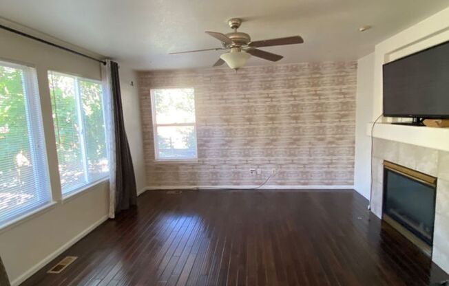 3 bedroom 2.5 bathroom SINGLE FAMILY HOUSE in Thornton