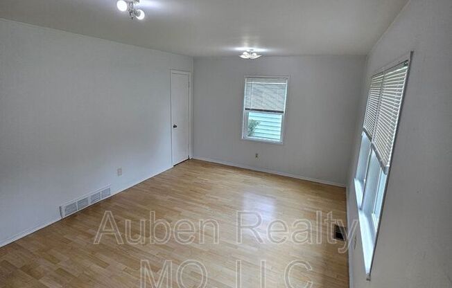 4630 E 43 TERRACE