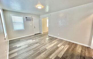 2 beds, 1 bath, 700 sqft, $725, Unit APT 4