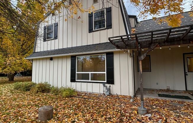 Spacious 4BR, 2.5BA home on 1.3 acres in Orchard Homes