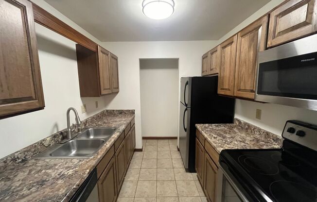 2 beds, 1 bath, 965 sqft, $1,650, Unit 7726RF