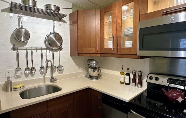 2 beds, 1 bath, 833 sqft, $2,800, Unit 705