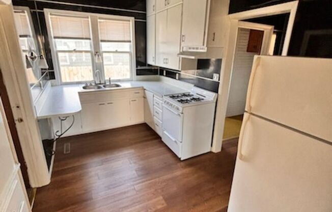 2 beds, 1 bath, $1,100, Unit 3117 Marshall Ave