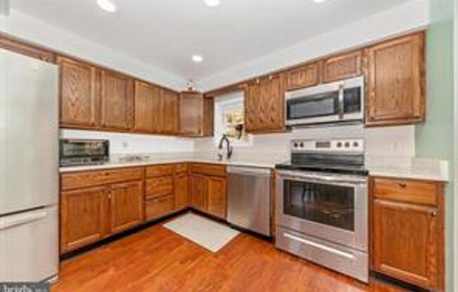 2 beds, 1.5 baths, $2,200