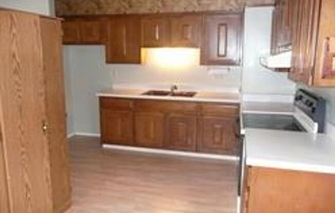 2 beds, 1 bath, $725, Unit #11