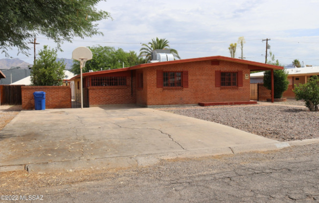 6139 E 2 ST