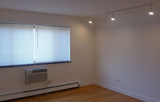 Studio, 1 bath, 475 sqft, $1,275, Unit 409
