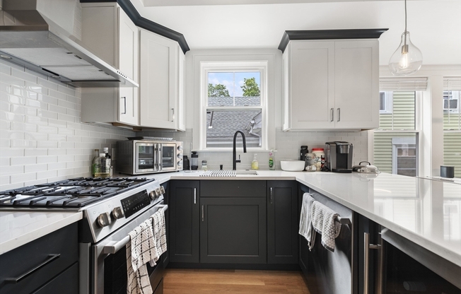 10 HALLET ST