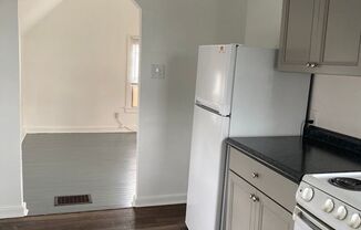 Studio, 1 bath, $725, Unit 1829 1/2 Greenbush