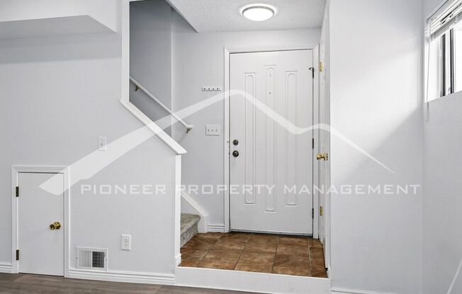 Charming Condo with Washer/Dryer and Mountain Views