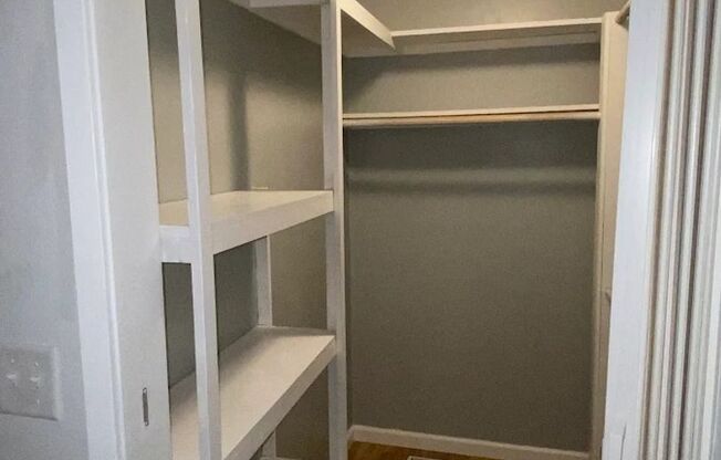 ~ RENT SPECIAL ~ HOLIDAY MERRINESS ~ 2 Bedroom, 1 bathroom West Side Apartment For Rent