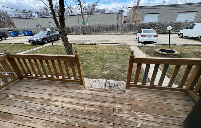 422 E AVE