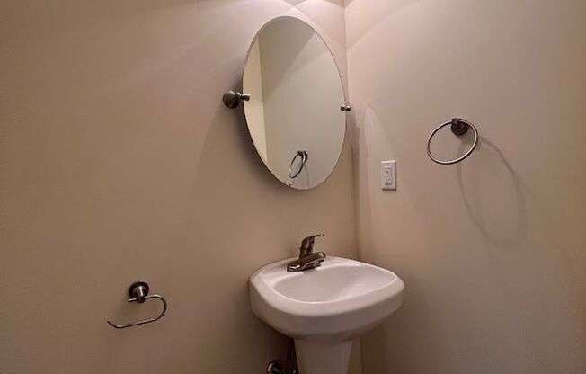 2 beds, 1.5 baths, 1,050 sqft, $995, Unit 35 Trapp Ct.