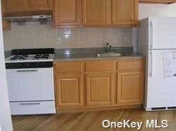 2 beds, 1 bath, 700 sqft, $2,195