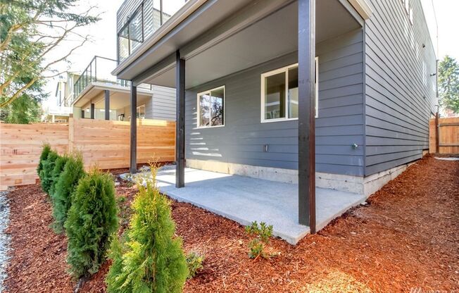 Spacious New Construction House with 5 bedrooms and a Rooftop!
