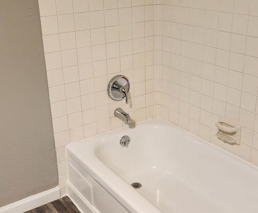 2 beds, 1 bath, 885 sqft, $750, Unit 215