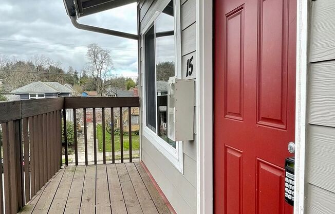 Spacious Top Floor One Bedroom With Front Porch And Lots Of Storage In Mt Tabor/Montivilla!- PETS WELCOME! Off-Street Parking & Onsite Laundry