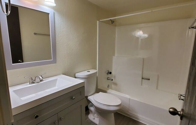 2 beds, 2 baths, 950 sqft, $1,460, Unit 201