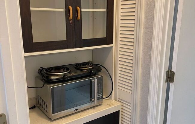 1 bed, 1 bath, 300 sqft, $700, Unit LO