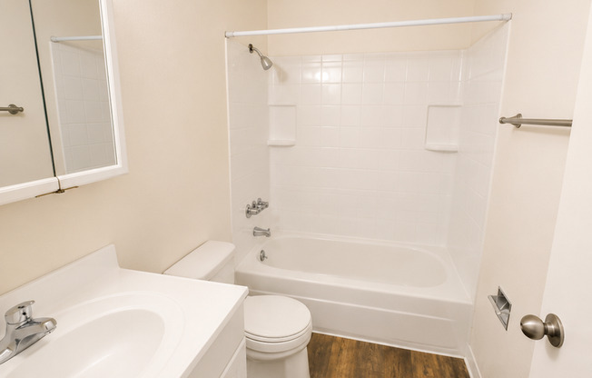 2 beds, 1 bath, $1,150, Unit B