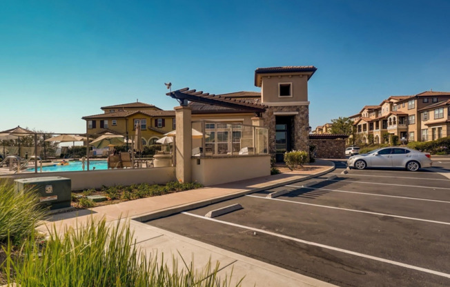 Tri-Level Townhome Located In Sky Ranch