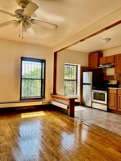 2 beds, 1 bath, $2,950, Unit 4