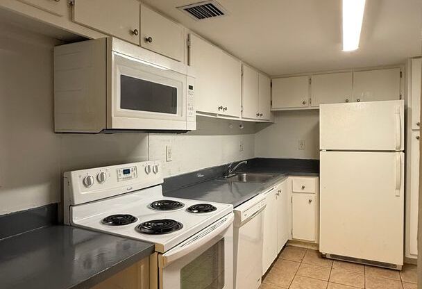 Spacious 2BR/2BA Condo at Bayview Palms – North Miami