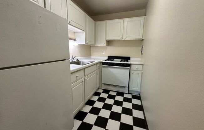 2 beds, 1 bath, $1,375, Unit 307