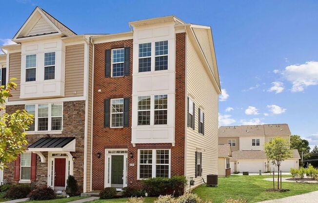 3 Level END UNIT townhouse in Market Square available before the new school year!