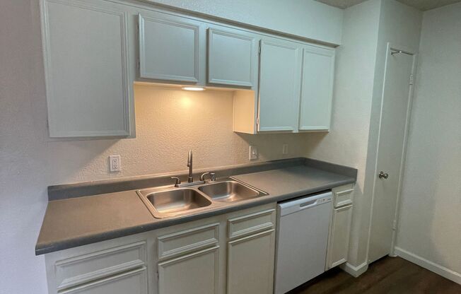 2 beds, 1 bath, 993 sqft, $1,595, Unit 13-18