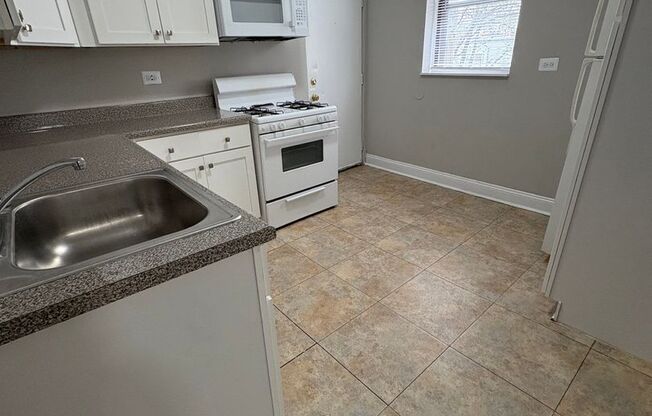 3 beds, 1 bath, 1,270 sqft, $1,350, Unit WW 201