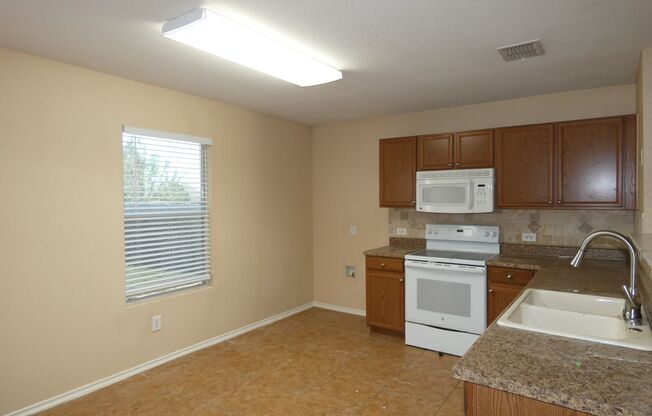 Open concept 3/2/2 in Sendera Ranch with upgrades! 652 Rosario Lane, Fort Worth TX 76052