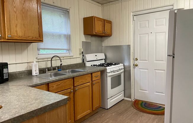 2 beds, 1 bath, $1,195, Unit 712 W Illinois #2