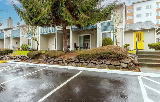 Spacious Ground Floor 1x1 Perfectly Located in Tukwila!  Parking Included!!!