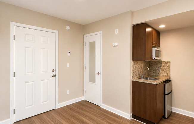 Studio, 1 bath, 154 sqft, $975, Unit 360
