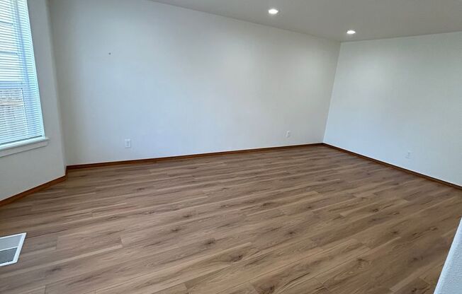 Newly Remodeled 4B/2.5Ba in East Vancouver!
