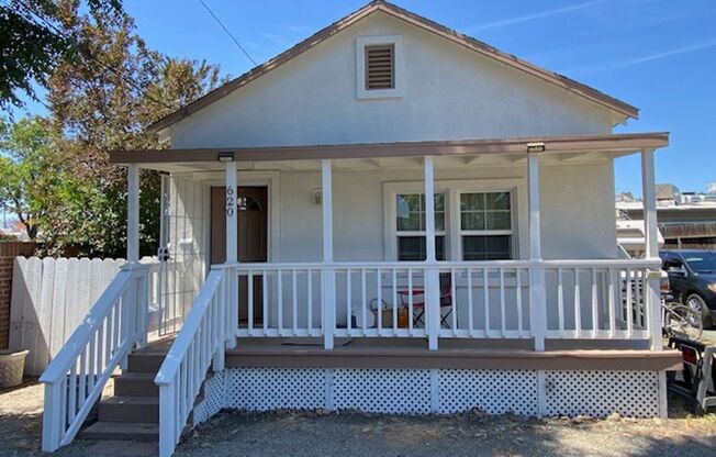 For Lease – Charming 1 Bedroom Cottage Near Downtown!
