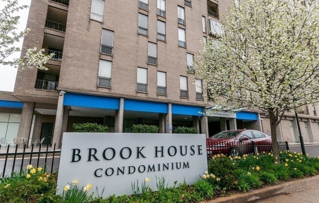 1 bed, 1 bath, 870 sqft, $3,200, Unit 915