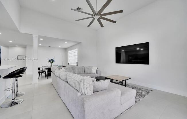 500 E CYPRESS POINTE DR