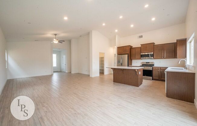 2022 South/East Fresno Home, 4BR/2BA - Lots of Amenities!