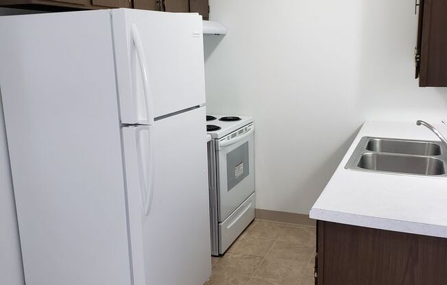 2 beds, 1 bath, $800, Unit 9