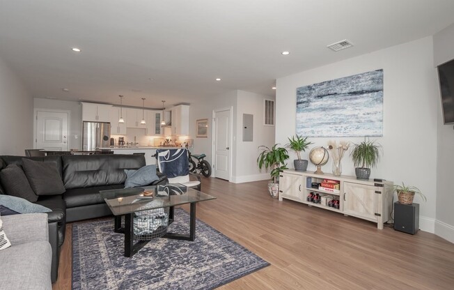 3 beds, 2 baths, 1,558 sqft, $6,000, Unit 21