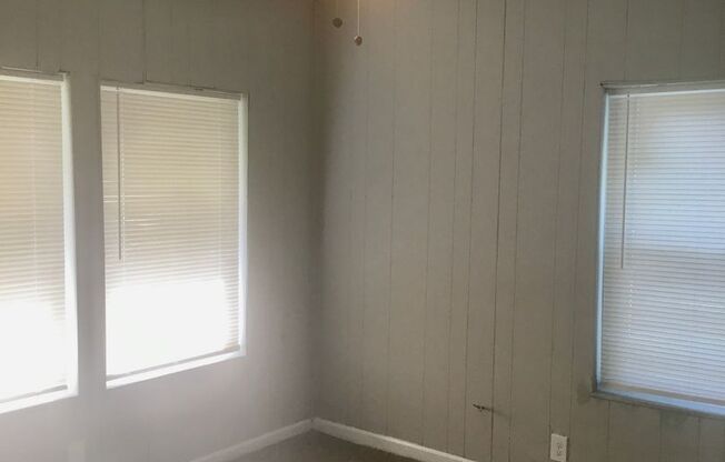 Cute 2 Bed/1 Bath HOUSE w/ yard!!