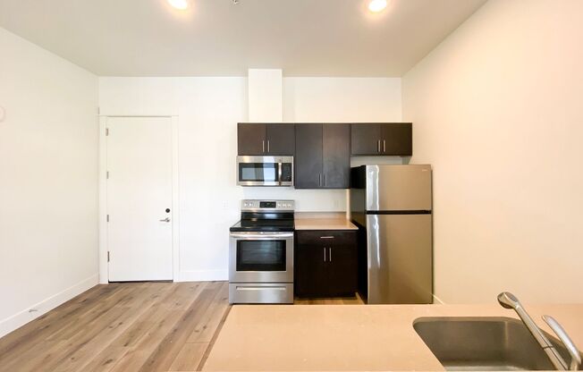 3 beds, 2 baths, 980 sqft, $2,375, Unit 220