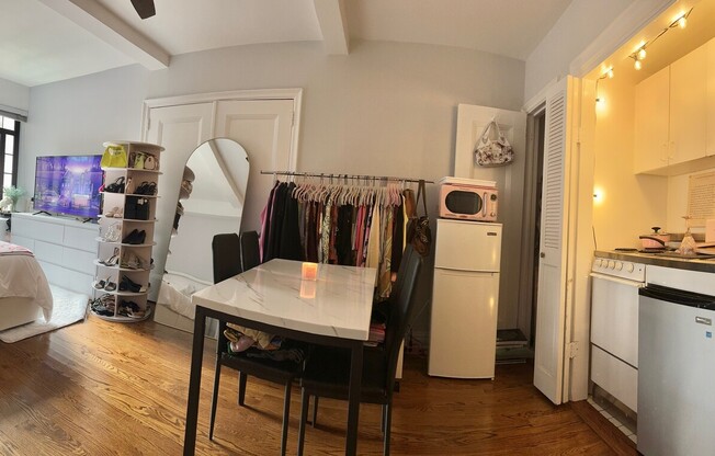 Studio, 1 bath, 300 sqft, $2,750, Unit 917