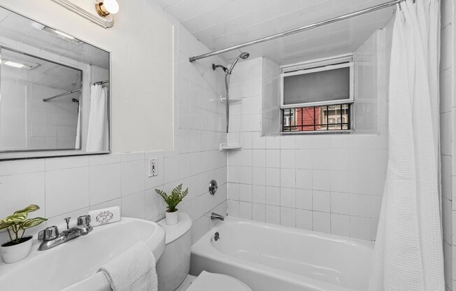 2 beds, 1 bath, 845 sqft, $2,400, Unit A
