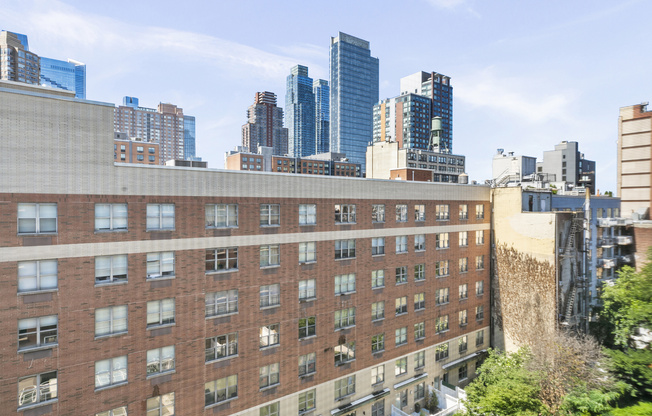 516 W 47 ST